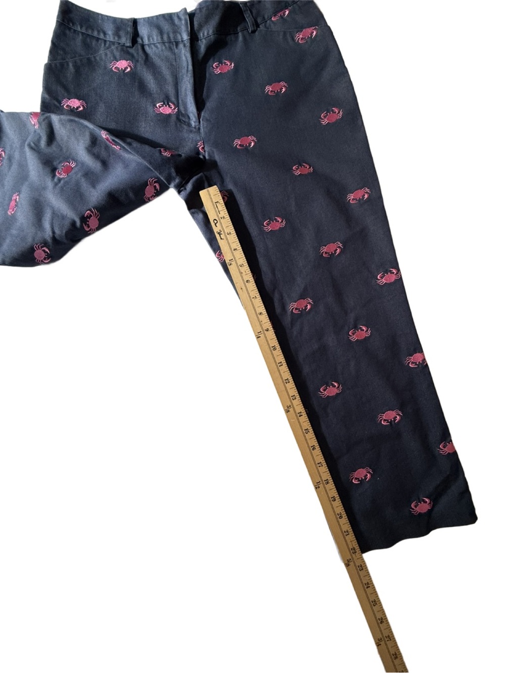 Lilly Pulitzer Navy Blue Denim Crop Pants with Pink Crab Embroidery. Size 6 - Picture 9 of 10